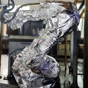 锻造车间如何保障机器人安全？机器人耐高温防护服是关键