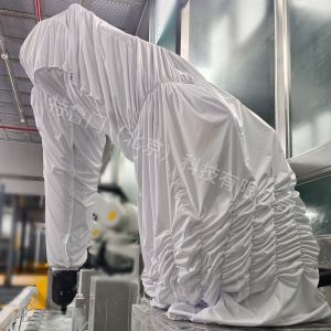 解锁汽车涂装新高度：喷涂机器人防护服的关键作用